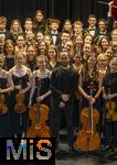 27.09.2025, Internationales Klassikfestival: Festival der Nationen 2025, im Kurhaus Bad Wrishofen (Unterallgu), Igor Levit, Klavier. Mit dem vbw Festivalorchester unter Dirigent Christoph Adt. Gruppenfoto im Kurtheater. Mitte: Igor Levit
