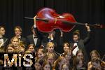 27.09.2025, Internationales Klassikfestival: Festival der Nationen 2025, im Kurhaus Bad Wrishofen (Unterallgu), Igor Levit, Klavier. Mit dem vbw Festivalorchester unter Dirigent Christoph Adt. Gruppenfoto im Kurtheater. Contabass wird prsentiert.
