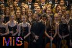 27.09.2025, Internationales Klassikfestival: Festival der Nationen 2025, im Kurhaus Bad Wrishofen (Unterallgu), Igor Levit, Klavier. Mit dem vbw Festivalorchester unter Dirigent Christoph Adt. Gruppenfoto im Kurtheater. Mitte: Igor Levit

