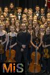 27.09.2025, Internationales Klassikfestival: Festival der Nationen 2025, im Kurhaus Bad Wrishofen (Unterallgu), Igor Levit, Klavier. Mit dem vbw Festivalorchester unter Dirigent Christoph Adt. Gruppenfoto im Kurtheater. Mitte: Igor Levit
