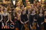 27.09.2025, Internationales Klassikfestival: Festival der Nationen 2025, im Kurhaus Bad Wrishofen (Unterallgu), Igor Levit, Klavier. Mit dem vbw Festivalorchester unter Dirigent Christoph Adt. Gruppenfoto im Kurtheater. 
