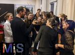 27.09.2025, Internationales Klassikfestival: Festival der Nationen 2025, im Kurhaus Bad Wrishofen (Unterallgu), Igor Levit, Klavier. Mit dem vbw Festivalorchester unter Dirigent Christoph Adt. Nach dem Konzert, Feier im VIP-Zelt, die Nachwuchs-Orchestermusikerinnen bei einer lockeren Unterhaltung mit Igor Levit (li), 