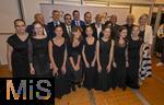 27.09.2025, Internationales Klassikfestival: Festival der Nationen 2025, im Kurhaus Bad Wrishofen (Unterallgu), Igor Levit, Klavier. Mit dem vbw Festivalorchester unter Dirigent Christoph Adt. Nach dem Konzert, Feier im VIP-Zelt, Gruppenfoto mit Igor Levit (mitte), mit Winfried Roch, Klaus Holetschek, Christoph Adt, Musikerinnen des Orchesters, Stephan Stracke.
