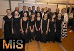 27.09.2025, Internationales Klassikfestival: Festival der Nationen 2025, im Kurhaus Bad Wrishofen (Unterallgu), Igor Levit, Klavier. Mit dem vbw Festivalorchester unter Dirigent Christoph Adt. Nach dem Konzert, Feier im VIP-Zelt, Gruppenfoto mit Igor Levit (mitte), mit Winfried Roch, Klaus Holetschek, Christoph Adt, Musikerinnen des Orchesters, Stephan Stracke.
