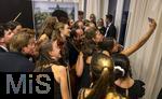 27.09.2025, Internationales Klassikfestival: Festival der Nationen 2025, im Kurhaus Bad Wrishofen (Unterallgu), Igor Levit, Klavier. Mit dem vbw Festivalorchester unter Dirigent Christoph Adt. Nach dem Konzert, Feier im VIP-Zelt, die Nachwuchs-Orchestermusikerinnen mchen alle ein Selfie mit Igor Levit (mitte), 