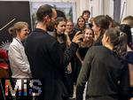 27.09.2025, Internationales Klassikfestival: Festival der Nationen 2025, im Kurhaus Bad Wrishofen (Unterallgu), Igor Levit, Klavier. Mit dem vbw Festivalorchester unter Dirigent Christoph Adt. Nach dem Konzert, Feier im VIP-Zelt, die Nachwuchs-Orchestermusikerinnen bei einer lockeren Unterhaltung mit Igor Levit (li), 