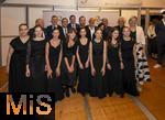 27.09.2025, Internationales Klassikfestival: Festival der Nationen 2025, im Kurhaus Bad Wrishofen (Unterallgu), Igor Levit, Klavier. Mit dem vbw Festivalorchester unter Dirigent Christoph Adt. Nach dem Konzert, Feier im VIP-Zelt, Gruppenfoto mit Igor Levit (mitte), mit Winfried Roch, Klaus Holetschek, Christoph Adt, Musikerinnen des Orchesters, Stephan Stracke.
