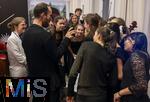 27.09.2025, Internationales Klassikfestival: Festival der Nationen 2025, im Kurhaus Bad Wrishofen (Unterallgu), Igor Levit, Klavier. Mit dem vbw Festivalorchester unter Dirigent Christoph Adt. Nach dem Konzert, Feier im VIP-Zelt, die Nachwuchs-Orchestermusikerinnen bei einer lockeren Unterhaltung mit Igor Levit (li), 