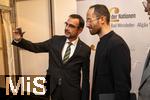 27.09.2025, Internationales Klassikfestival: Festival der Nationen 2025, im Kurhaus Bad Wrishofen (Unterallgu), Igor Levit, Klavier. Mit dem vbw Festivalorchester unter Dirigent Christoph Adt. Nach dem Konzert, Feier im VIP-Zelt, v.li: CSU-Politiker Klaus Holetschek macht ein Selfie mit dem Pianisten Igor Levit.
