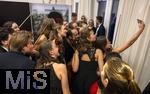 27.09.2025, Internationales Klassikfestival: Festival der Nationen 2025, im Kurhaus Bad Wrishofen (Unterallgu), Igor Levit, Klavier. Mit dem vbw Festivalorchester unter Dirigent Christoph Adt. Nach dem Konzert, Feier im VIP-Zelt, die Nachwuchs-Orchestermusikerinnen mchen alle ein Selfie mit Igor Levit (mitte), 