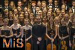 27.09.2025, Internationales Klassikfestival: Festival der Nationen 2025, im Kurhaus Bad Wrishofen (Unterallgu), Igor Levit, Klavier. Mit dem vbw Festivalorchester unter Dirigent Christoph Adt. Gruppenfoto im Kurtheater. Mitte: Igor Levit
