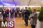 30.09.2025, Internationales Klassikfestival: Festival der Nationen 2025, im Kurhaus Bad Wrishofen (Unterallgu), Sonderkonzert mit Startenor Jonas Kaufmann. Liederabend mit seinem Klavierpartner Helmut Deutsch.  Intendant Winfried Roch (li, Trkheim) und Jonas Kaufmann (mitte) beim anschliessenden Meet and Greet im VIP-Zelt. 