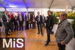 30.09.2025, Internationales Klassikfestival: Festival der Nationen 2025, im Kurhaus Bad Wrishofen (Unterallgu), Sonderkonzert mit Startenor Jonas Kaufmann. Liederabend mit seinem Klavierpartner Helmut Deutsch.  Intendant Winfried Roch (li, Trkheim) und Jonas Kaufmann (mitte) beim anschliessenden Meet and Greet im VIP-Zelt. 