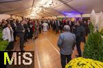 30.09.2025, Internationales Klassikfestival: Festival der Nationen 2025, im Kurhaus Bad Wrishofen (Unterallgu), Sonderkonzert mit Startenor Jonas Kaufmann. Liederabend mit seinem Klavierpartner Helmut Deutsch.  Intendant Werner Roch (li, Trkheim) und Jonas Kaufmann (re) beim anschliessenden Meet and Greet im VIP-Zelt.