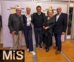 30.09.2025, Internationales Klassikfestival: Festival der Nationen 2025, im Kurhaus Bad Wrishofen (Unterallgu), Sonderkonzert mit Startenor Jonas Kaufmann. Nach dem Konzert Meet and Greet im VIP-Zelt. Mitte: Jonas Kaufmann begeistert und umschwrmt.