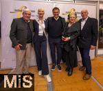 30.09.2025, Internationales Klassikfestival: Festival der Nationen 2025, im Kurhaus Bad Wrishofen (Unterallgu), Sonderkonzert mit Startenor Jonas Kaufmann. Nach dem Konzert Meet and Greet im VIP-Zelt. Mitte: Jonas Kaufmann begeistert und umschwrmt.
