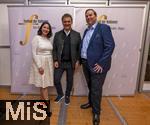 30.09.2025, Internationales Klassikfestival: Festival der Nationen 2025, im Kurhaus Bad Wrishofen (Unterallgu), Sonderkonzert mit Startenor Jonas Kaufmann. Nach dem Konzert Meet and Greet im VIP-Zelt. Mitte: Jonas Kaufmann begeistert und umschwrmt.
