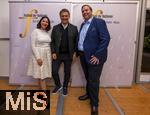30.09.2025, Internationales Klassikfestival: Festival der Nationen 2025, im Kurhaus Bad Wrishofen (Unterallgu), Sonderkonzert mit Startenor Jonas Kaufmann. Nach dem Konzert Meet and Greet im VIP-Zelt. Mitte: Jonas Kaufmann begeistert und umschwrmt.