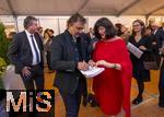 30.09.2025, Internationales Klassikfestival: Festival der Nationen 2025, im Kurhaus Bad Wrishofen (Unterallgu), Sonderkonzert mit Startenor Jonas Kaufmann. Nach dem Konzert Meet and Greet im VIP-Zelt. Jonas Kaufmann gibt Autogramme.