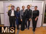 30.09.2025, Internationales Klassikfestival: Festival der Nationen 2025, im Kurhaus Bad Wrishofen (Unterallgu), Sonderkonzert mit Startenor Jonas Kaufmann. Nach dem Konzert Meet and Greet im VIP-Zelt. 2.v.re: Jonas Kaufmann begeistert und umschwrmt.