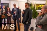 30.09.2025, Internationales Klassikfestival: Festival der Nationen 2025, im Kurhaus Bad Wrishofen (Unterallgu), Sonderkonzert mit Startenor Jonas Kaufmann. Liederabend mit seinem Klavierpartner Helmut Deutsch.  Intendant Winfried Roch (li, Trkheim) und Jonas Kaufmann (mitte) beim anschliessenden Meet and Greet im VIP-Zelt.  