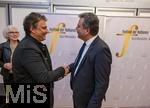 30.09.2025, Internationales Klassikfestival: Festival der Nationen 2025, im Kurhaus Bad Wrishofen (Unterallgu), Sonderkonzert mit Startenor Jonas Kaufmann. Nach dem Konzert Meet and Greet im VIP-Zelt. li: Jonas Kaufmann begrt Brgermeister Stefan Welzel (re, Bad Wrishofen).