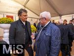 30.09.2025, Internationales Klassikfestival: Festival der Nationen 2025, im Kurhaus Bad Wrishofen (Unterallgu), Sonderkonzert mit Startenor Jonas Kaufmann. Nach dem Konzert Meet and Greet im VIP-Zelt. v.li: Jonas Kaufmann mit Ex-Landwirtschaftsminister Josef Miller im Gesprch.