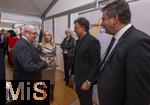 30.09.2025, Internationales Klassikfestival: Festival der Nationen 2025, im Kurhaus Bad Wrishofen (Unterallgu), Sonderkonzert mit Startenor Jonas Kaufmann. Nach dem Konzert Meet and Greet im VIP-Zelt. 2.v.re: Jonas Kaufmann mit Brgermeister Stefan Welzel (re), Ex-Landwirtschaftsminister Josef Miller und Verlegerin Alexandra Holland (mitte, Augsburger Allgemeine)  