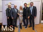 30.09.2025, Internationales Klassikfestival: Festival der Nationen 2025, im Kurhaus Bad Wrishofen (Unterallgu), Sonderkonzert mit Startenor Jonas Kaufmann. Nach dem Konzert Meet and Greet im VIP-Zelt. 2.v.re: Jonas Kaufmann mit Brgermeister Stefan Welzel (re), Ex-Landwirtschaftsminister Josef Miller und Verlegerin Alexandra Holland (mitte, Augsburger Allgemeine)