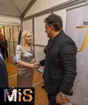 30.09.2025, Internationales Klassikfestival: Festival der Nationen 2025, im Kurhaus Bad Wrishofen (Unterallgu), Sonderkonzert mit Startenor Jonas Kaufmann. Nach dem Konzert Meet and Greet im VIP-Zelt. re: Jonas Kaufmann und Verlegerin Alexandra Holland (li, Augsburger Allgemeine) 