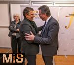 30.09.2025, Internationales Klassikfestival: Festival der Nationen 2025, im Kurhaus Bad Wrishofen (Unterallgu), Sonderkonzert mit Startenor Jonas Kaufmann. Nach dem Konzert Meet and Greet im VIP-Zelt. li: Jonas Kaufmann begrt Brgermeister Stefan Welzel (re, Bad Wrishofen).