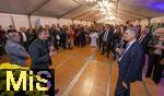 30.09.2025, Internationales Klassikfestival: Festival der Nationen 2025, im Kurhaus Bad Wrishofen (Unterallgu), Sonderkonzert mit Startenor Jonas Kaufmann. Liederabend mit seinem Klavierpartner Helmut Deutsch.  Intendant Winfried Roch (re, Trkheim) und Jonas Kaufmann (li) beim anschliessenden Meet and Greet im VIP-Zelt.  