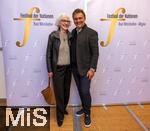 30.09.2025, Internationales Klassikfestival: Festival der Nationen 2025, im Kurhaus Bad Wrishofen (Unterallgu), Sonderkonzert mit Startenor Jonas Kaufmann. Liederabend mit seinem Klavierpartner Helmut Deutsch.  Jonas Kaufmann (re) beim anschliessenden Meet and Greet im VIP-Zelt beim Erinnerungsfoto mit den Gsten.