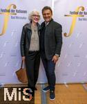 30.09.2025, Internationales Klassikfestival: Festival der Nationen 2025, im Kurhaus Bad Wrishofen (Unterallgu), Sonderkonzert mit Startenor Jonas Kaufmann. Liederabend mit seinem Klavierpartner Helmut Deutsch.  Jonas Kaufmann (re) beim anschliessenden Meet and Greet im VIP-Zelt beim Erinnerungsfoto mit den Gsten.