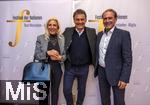 30.09.2025, Internationales Klassikfestival: Festival der Nationen 2025, im Kurhaus Bad Wrishofen (Unterallgu), Sonderkonzert mit Startenor Jonas Kaufmann. Liederabend mit seinem Klavierpartner Helmut Deutsch.  Jonas Kaufmann (mitte) beim anschliessenden Meet and Greet im VIP-Zelt mit den Konzertgsten