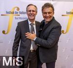 30.09.2025, Internationales Klassikfestival: Festival der Nationen 2025, im Kurhaus Bad Wrishofen (Unterallgu), Sonderkonzert mit Startenor Jonas Kaufmann. Liederabend mit seinem Klavierpartner Helmut Deutsch.  Jonas Kaufmann (re) beim anschliessenden Meet and Greet im VIP-Zelt mit dem Intendanten Werner Roch.
