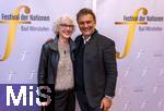 30.09.2025, Internationales Klassikfestival: Festival der Nationen 2025, im Kurhaus Bad Wrishofen (Unterallgu), Sonderkonzert mit Startenor Jonas Kaufmann. Liederabend mit seinem Klavierpartner Helmut Deutsch.  Jonas Kaufmann (re) beim anschliessenden Meet and Greet im VIP-Zelt beim Erinnerungsfoto mit den Gsten.