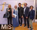 30.09.2025, Internationales Klassikfestival: Festival der Nationen 2025, im Kurhaus Bad Wrishofen (Unterallgu), Sonderkonzert mit Startenor Jonas Kaufmann. Liederabend mit seinem Klavierpartner Helmut Deutsch.  Jonas Kaufmann (mitte) beim anschliessenden Meet and Greet im VIP-Zelt mit den Konzertgsten