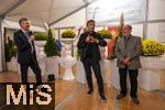 30.09.2025, Internationales Klassikfestival: Festival der Nationen 2025, im Kurhaus Bad Wrishofen (Unterallgu), Sonderkonzert mit Startenor Jonas Kaufmann. Liederabend mit seinem Klavierpartner Helmut Deutsch.  Intendant Winfried Roch (li, Trkheim) und Jonas Kaufmann (mitte) beim anschliessenden Meet and Greet im VIP-Zelt.   