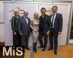 30.09.2025, Internationales Klassikfestival: Festival der Nationen 2025, im Kurhaus Bad Wrishofen (Unterallgu), Sonderkonzert mit Startenor Jonas Kaufmann. Nach dem Konzert Meet and Greet im VIP-Zelt. 2.v.re: Jonas Kaufmann mit Brgermeister Stefan Welzel (re), Ex-Landwirtschaftsminister Josef Miller und Verlegerin Alexandra Holland (mitte, Augsburger Allgemeine) 