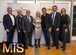 30.09.2025, Internationales Klassikfestival: Festival der Nationen 2025, im Kurhaus Bad Wrishofen (Unterallgu), Sonderkonzert mit Startenor Jonas Kaufmann. Nach dem Konzert Meet and Greet im VIP-Zelt. 3.v.re: Jonas Kaufmann mit Brgermeister Stefan Welzel (2.re) und Ehefrau, Ex-Landwirtschaftsminister Josef Miller (3.v.li) und Verlegerin Alexandra Holland (mitte, Augsburger Allgemeine) 