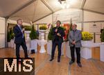 30.09.2025, Internationales Klassikfestival: Festival der Nationen 2025, im Kurhaus Bad Wrishofen (Unterallgu), Sonderkonzert mit Startenor Jonas Kaufmann. Liederabend mit seinem Klavierpartner Helmut Deutsch.  Intendant Winfried Roch (li, Trkheim) und Jonas Kaufmann (mitte) beim anschliessenden Meet and Greet im VIP-Zelt.   