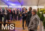30.09.2025, Internationales Klassikfestival: Festival der Nationen 2025, im Kurhaus Bad Wrishofen (Unterallgu), Sonderkonzert mit Startenor Jonas Kaufmann. Liederabend mit seinem Klavierpartner Helmut Deutsch.  Intendant Winfried Roch (li, Trkheim) und Jonas Kaufmann (mitte) beim anschliessenden Meet and Greet im VIP-Zelt, lachen ber die Farben Blau und Rot der Mikrofone, der Startenor ist FC Bayern Fan und wundert sich ber das Blau an seinem Mikrofon und wechselt dies aus.