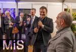 30.09.2025, Internationales Klassikfestival: Festival der Nationen 2025, im Kurhaus Bad Wrishofen (Unterallgu), Sonderkonzert mit Startenor Jonas Kaufmann. Liederabend mit seinem Klavierpartner Helmut Deutsch.  Intendant Winfried Roch (li, Trkheim) und Jonas Kaufmann (mitte) beim anschliessenden Meet and Greet im VIP-Zelt.    