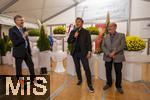 30.09.2025, Internationales Klassikfestival: Festival der Nationen 2025, im Kurhaus Bad Wrishofen (Unterallgu), Sonderkonzert mit Startenor Jonas Kaufmann. Liederabend mit seinem Klavierpartner Helmut Deutsch.  Intendant Winfried Roch (li, Trkheim) und Jonas Kaufmann (mitte) beim anschliessenden Meet and Greet im VIP-Zelt.   
