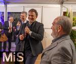30.09.2025, Internationales Klassikfestival: Festival der Nationen 2025, im Kurhaus Bad Wrishofen (Unterallgu), Sonderkonzert mit Startenor Jonas Kaufmann. Liederabend mit seinem Klavierpartner Helmut Deutsch.  Intendant Winfried Roch (li, Trkheim) und Jonas Kaufmann (mitte) beim anschliessenden Meet and Greet im VIP-Zelt.    