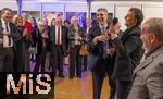 30.09.2025, Internationales Klassikfestival: Festival der Nationen 2025, im Kurhaus Bad Wrishofen (Unterallgu), Sonderkonzert mit Startenor Jonas Kaufmann. Liederabend mit seinem Klavierpartner Helmut Deutsch.  Intendant Winfried Roch (li, Trkheim) und Jonas Kaufmann (mitte) beim anschliessenden Meet and Greet im VIP-Zelt, lachen ber die Farben Blau und Rot der Mikrofone, der Startenor ist FC Bayern Fan und wundert sich ber das Blau an seinem Mikrofon und wechselt dies aus.