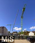 02.10.2025, Baustelle Lwenbru-Areal Bad Wrishofen, das alte Restaurant und ehemalige Brauerei wurde 2022 abgerissen um eine neue Wohnanlage zu errichten. Jetzt ist endlich Baubeginn der Firma Glass. Zwei groe Krne werden aufgebaut.