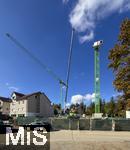02.10.2025, Baustelle Lwenbru-Areal Bad Wrishofen, das alte Restaurant und ehemalige Brauerei wurde 2022 abgerissen um eine neue Wohnanlage zu errichten. Jetzt ist endlich Baubeginn der Firma Glass. Zwei groe Krne werden aufgebaut.