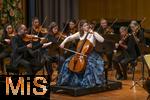 02.10.2025, Internationales Klassikfestival: Festival der Nationen 2025, im Kurhaus Bad Wrishofen (Unterallgu), Konzert Bella Italia, Julia Hagen (Violoncello) mit dem Orchester Camerata Salzburg unter der Leitung von Konzertmeister Giovanni Guzzo (Violine)